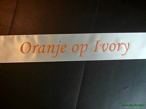 Bedrukt lint Ivory met Oranje opdruk 70 mm 80 cm 