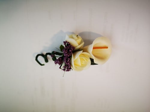 Corsage Calla Creme/Lila Maatwerk corsage