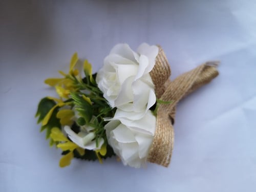 Luxe Corsage Wit met jute op pinclip Corsage Klaar