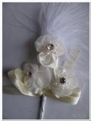 [A-004495] Satijnbloemen corsage met veer Champagne 2 stuks
