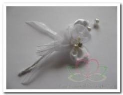 [A-007238] Satijnbloemen corsage met strass, diamantjes en parels Wit 2 stuks