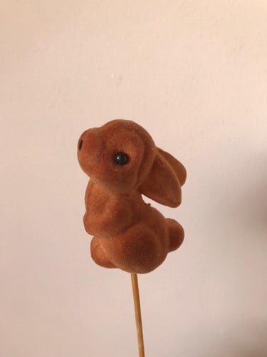 [A-010906] Bijsteker Konijn pluche Bruin 7.5 cm +12 cm stok per stuk