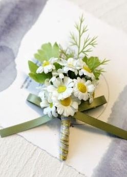[A-024765] Luxe Corsage Madeliefjes Boutonnière op pinclip met speld