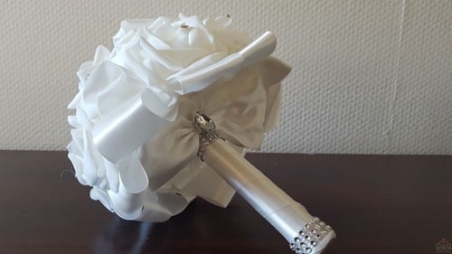 [A-011840] Bruidsmeisjesboeket Foamrozen RoomWit +Witmet Strass Volledig afgewerkt handgemaakt
