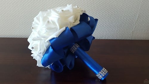 [A-011841] Bruidsmeisjesboeket Foamrozen Wit + KOBALTBlauw met Strass Volledig afgewerkt