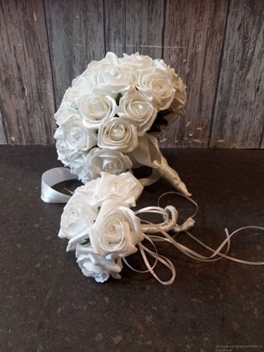 [A-015427] Bruidswerk Maatwerk foam Wit + Parelmoer met Diamantjes - Bruidsboeket grootste 
